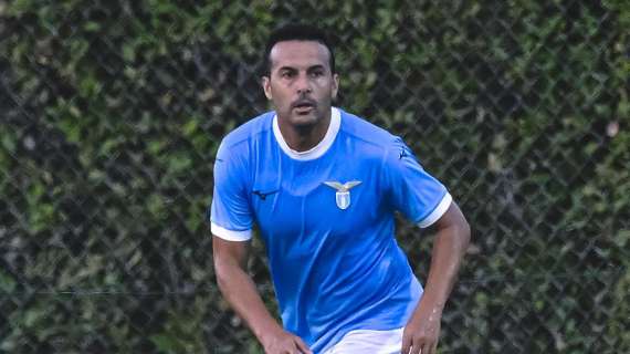 Lazio, Pedro idolo anche in Inghilterra: autografi e sorrisi con i fan - FOTO