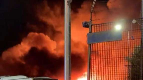 Roma, deposito Atac in fiamme: 30 autobus sono andati distrutti – VIDEO