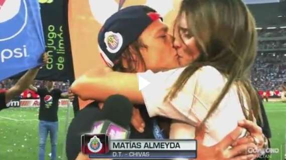 Almeyda trionfa con il Chivas: bacio in diretta 'alla Casillas' durante l'intervista - VIDEO