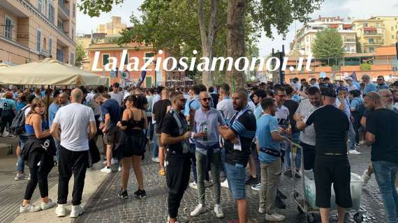 Lazio, è già clima derby: i tifosi animano Ponte Milvio con cori e bandiere - FT & VD