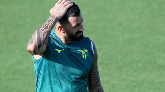 Lazio, il caldo in ritiro fa soffrire Hysaj: ecco la sua reazione - FOTO
