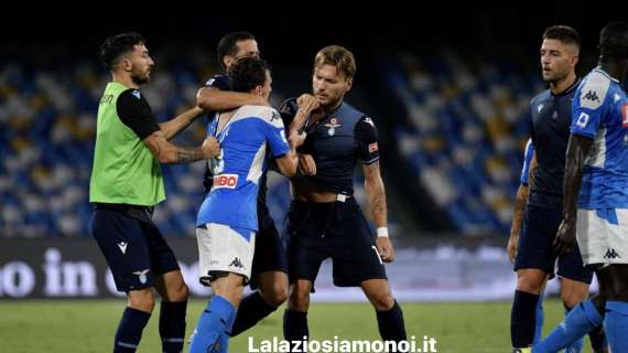 Napoli - Lazio, nervosismo tra gli allenatori dopo il fallo di Manolas: pioggia di cartellini