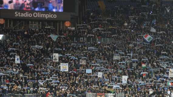 Lazio - Milan, l'Olimpico si prepara: in 40mila con una bandiera per colorare lo stadio