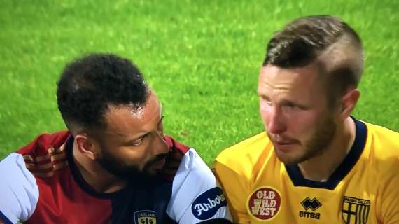 Cagliari - Parma, Kurtic scoppia in lacrime: il gesto di Joao Pedro è da applausi