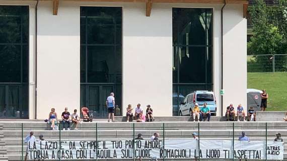 AURONZO GIORNO 2 - Lazio, lo striscione degli Ultras per Romagnoli: "Torna a casa" - FOTO