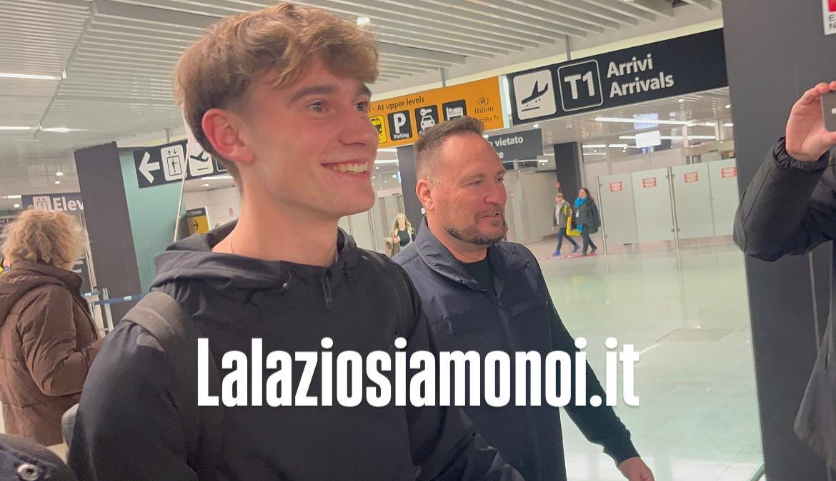 Przyborek è atterrato a Roma: in aeroporto il suo primo "Forza Lazio" - FT e VD