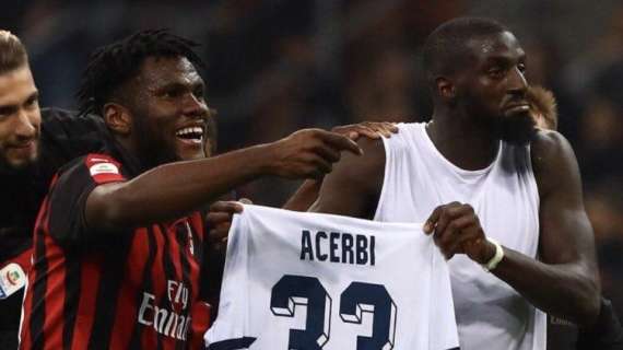 Milan - Lazio, la vendetta Bakayoko: il centrocampista mostra la maglia di Acerbi a fine partita - FOTO