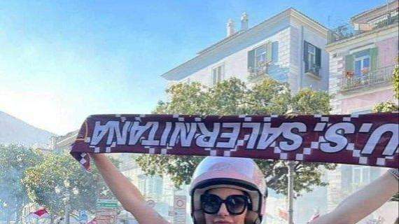 Salernitana, pornostar in topless alla festa salvezza in piazza