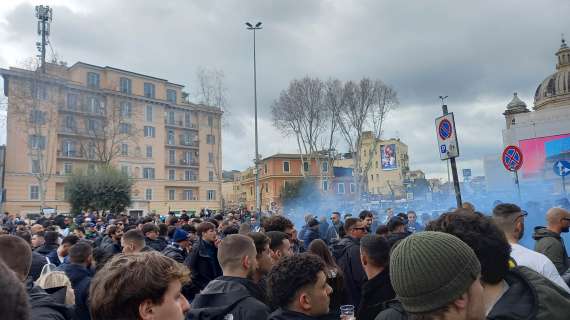 Lazio - Roma, i laziali si radunano a Ponte Milvio: il derby si avvicina - FOTO&VIDEO