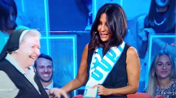 Sabrina Ferilli l'ha combinata grossa: in tv con la sciarpa della Lazio! - FOTO