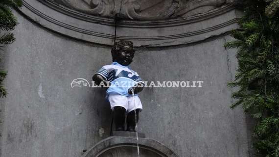 Lazio, per i 117 anni a Bruxelles si è fatta la storia: il Manneken-Pis vestito di biancoceleste - FOTO