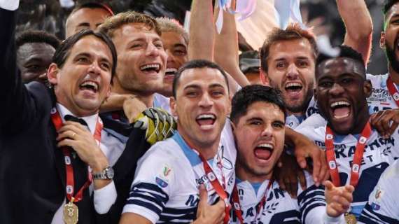 Lazio, Romulo con 4 maglie biancocelesti dopo la partita di Brescia: "Indovinate di chi sono?" - FOTO