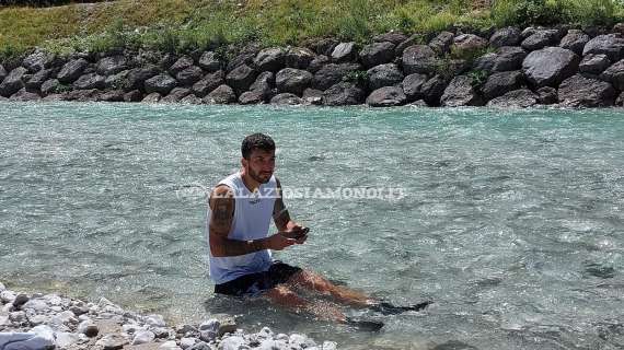 AURONZO GIORNO 10 - Lazio, recupero post-allenamento nel lago per quattro calciatori - FOTO