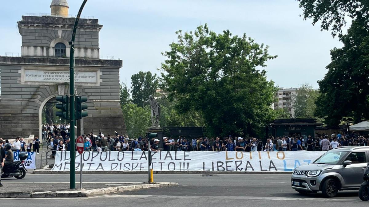Lazio - Inter, esposti due striscioni a Ponte Milvio: "Il popolo laziale..." - FOTO