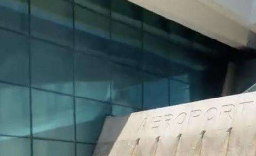 Incredibile a Fiumicino: uomo si spoglia e fa la doccia nella fontana dell'aeroporto - VIDEO