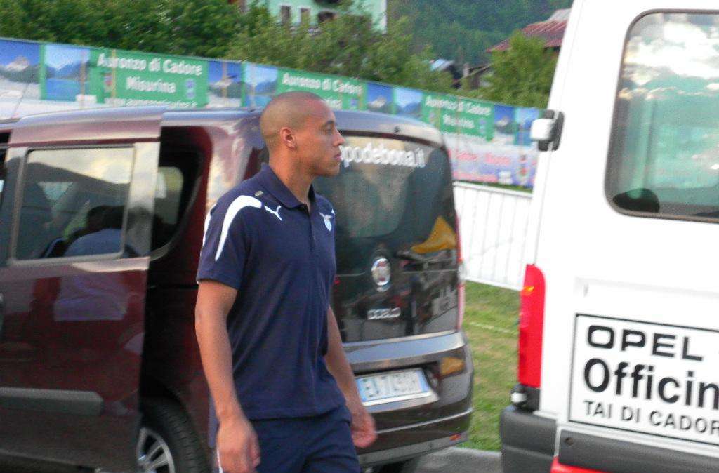 Hernanes "taglia" Pintos