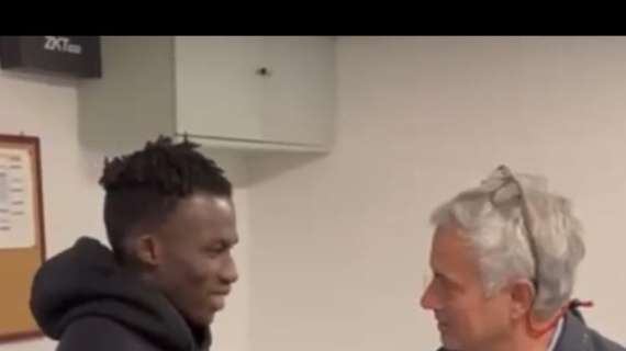 Roma, “Ci stanno le banane dentro”: super gaffe del regalo di Mourinho a Felix - VIDEO