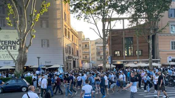 Lazio, Ponte Milvio esplode d'amore: i tifosi invadono la piazza - VIDEO