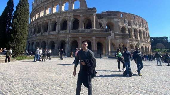Salas, vacanze romane. Il 'Matador' in posa davanti al Colosseo: "Non mi stanco di vederlo" 