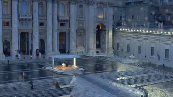 Papa Francesco recita la benedizione urbi et orbi in una Piazza San Pietro vuota: "Signore, non lasciarci da soli" - FOTO