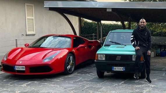 F1 | Ferrari, tifosi sorpresi dall'interista Vidal: la Panda spazza via la Rossa