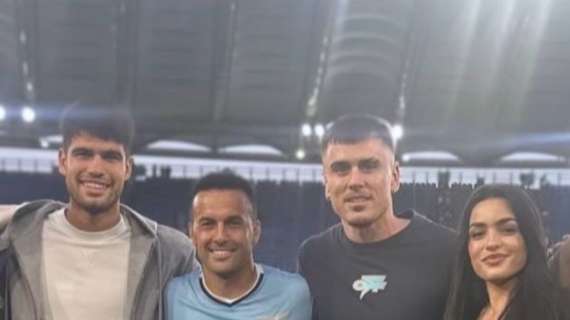 Lazio, Alcaraz a bordo campo per uno scatto con due calciatori biancocelesti