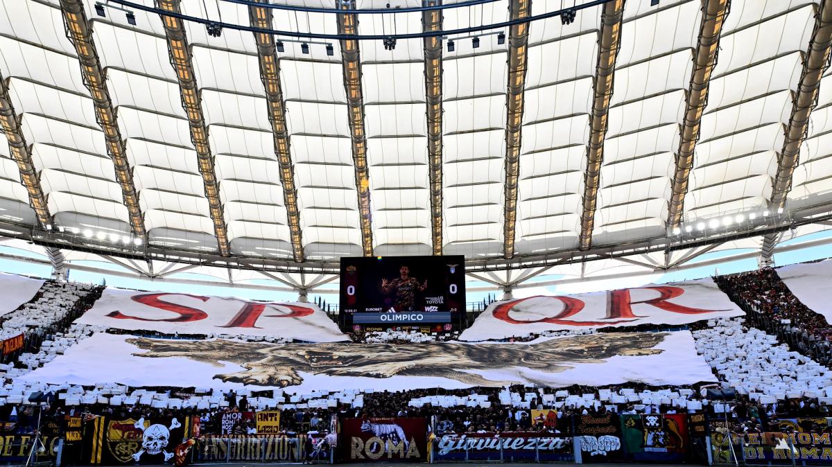 Roma - Lazio, i tifosi giallorossi sfottono Sarri: lo striscione esposto in Sud