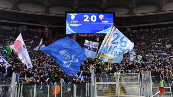 Derby, bufera biglietti: la Roma abbassa i prezzi senza avvisare Lotito. E la Lazio risponde…