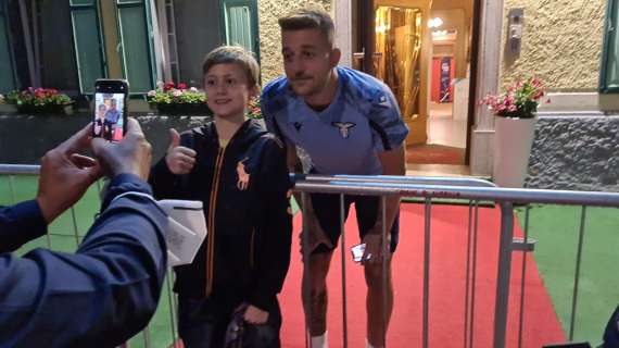 AURONZO GIORNO 5 - Lazio, sessione di autografi a sorpresa per Milinkovic - FOTO