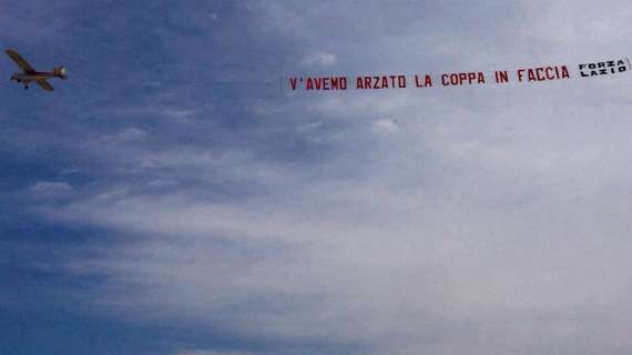 La goliardia laziale arriva dal cielo: "V'avemo alzato la coppa in faccia"