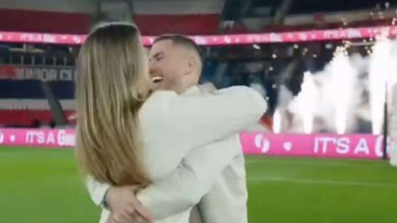 Lucas Hernandez come Zaccagni e Chiara Nasti: gender reveal al Parco dei Principi - VIDEO