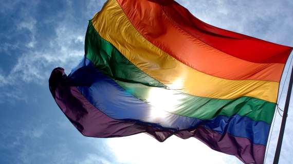 Mondiali, il Qatar vieta le bandiere arcobaleno