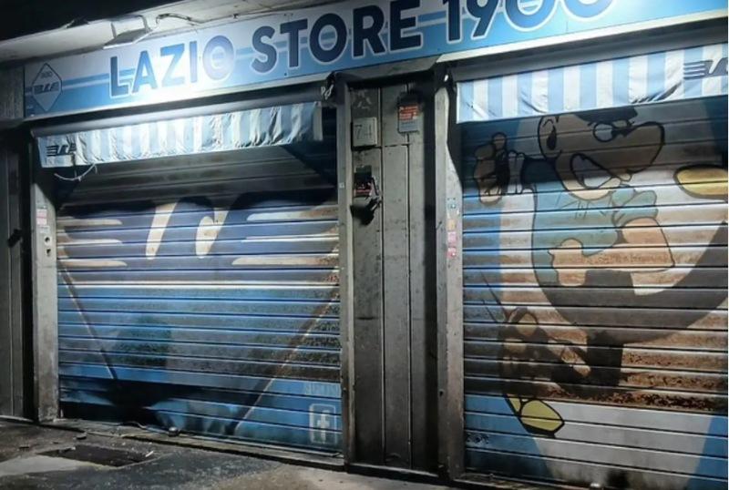 Ostia | Lazio Store preso di mira: bomba carta sulla serranda, la ricostruzione