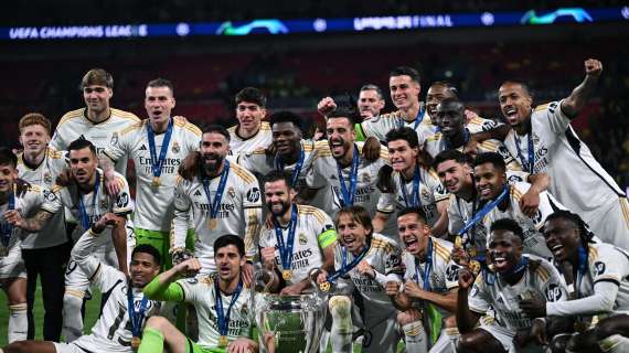 Champions, il Real Madrid alza il trofeo: i complimenti della Lazio - FOTO