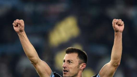 Lazio, Radu centra le 300 presenze in Serie A: l'omaggio del club - FT