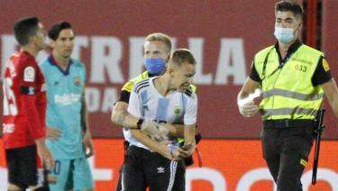 Maiorca - Barcellona, invasione di campo del tifoso. La Liga: "Commesso reato penale"