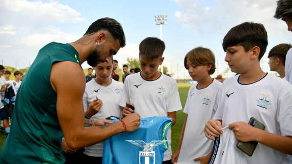 Lazio, i ragazzi del Summer Camp incontrano Sarri tra sorrisi e autografi - VD