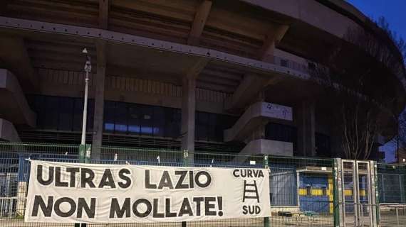 La Curva Sud del Verona omaggia la Nord: "Ultras Lazio, non mollate!" - FOTO