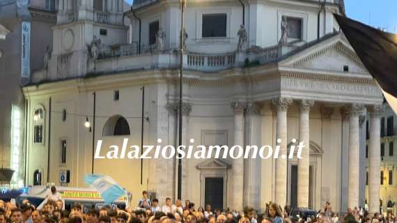 Presentazione maglie Lazio, dalla piazza si alza il coro: "Mizuno, comprace la Lazio"