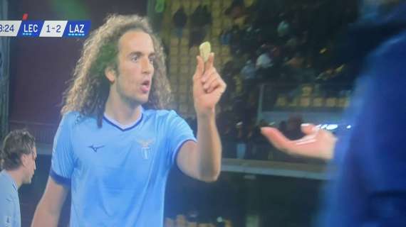 Lecce - Lazio, dagli spalti arriva un sasso: la reazione furiosa di Guendouzi 