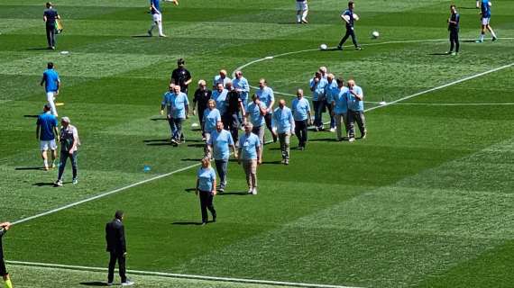 Lazio, l'abbraccio tra gli 'eroi di ieri' e la squadra di oggi - VIDEO