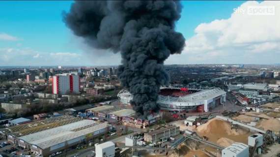 Southampton, clamoroso incendio davanti lo stadio: immagini choc - VIDEO
