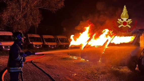 Cronaca di Roma, a fuoco 22 scuolabus in Via Ostiense: secondo incendio in due giorni
