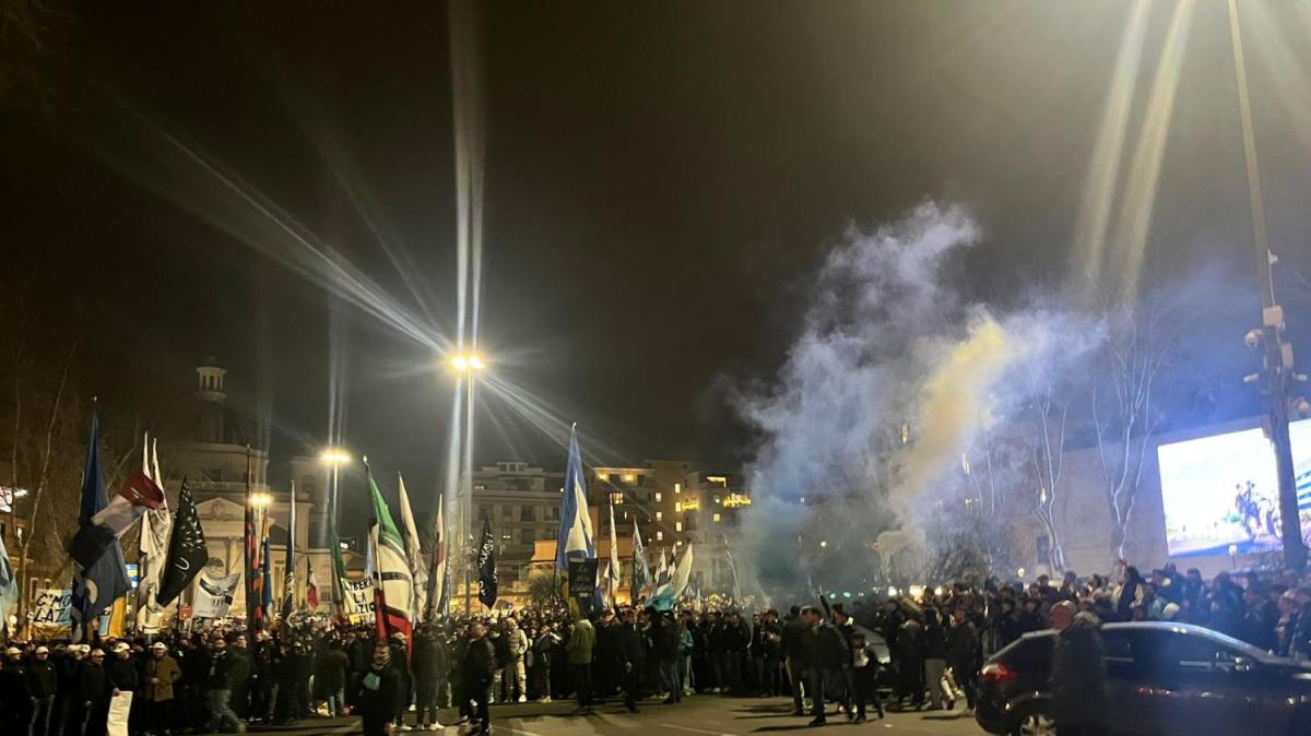 Lazio, i tifosi si riuniscono a Ponte Milvio. Poi il corteo verso la Nord - FT&VD