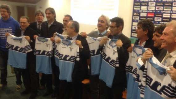 RIVIVI IL LIVE - La Lazio presenta la maglia-bandiera, Lotito: "Sia l'inizio di un nuovo capitolo" - FOTO