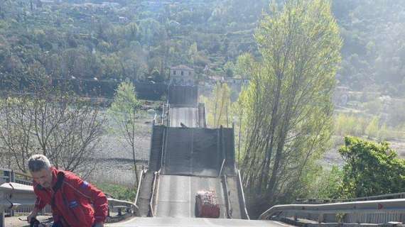 Massa Carrara, crolla ponte sul fiume Magra: un autista ferito - F&V