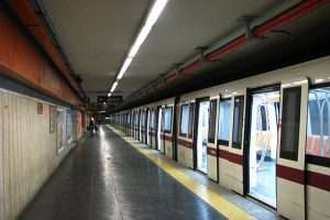 Caos a Roma per il Giubileo dei Giovani: un uomo si arrabbia con i turisti in metro