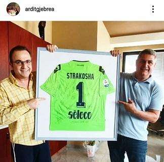 Strakosha, il regalo alla star albanese: "Grazie Lazio, la mia squadra da 40 anni" - FOTO