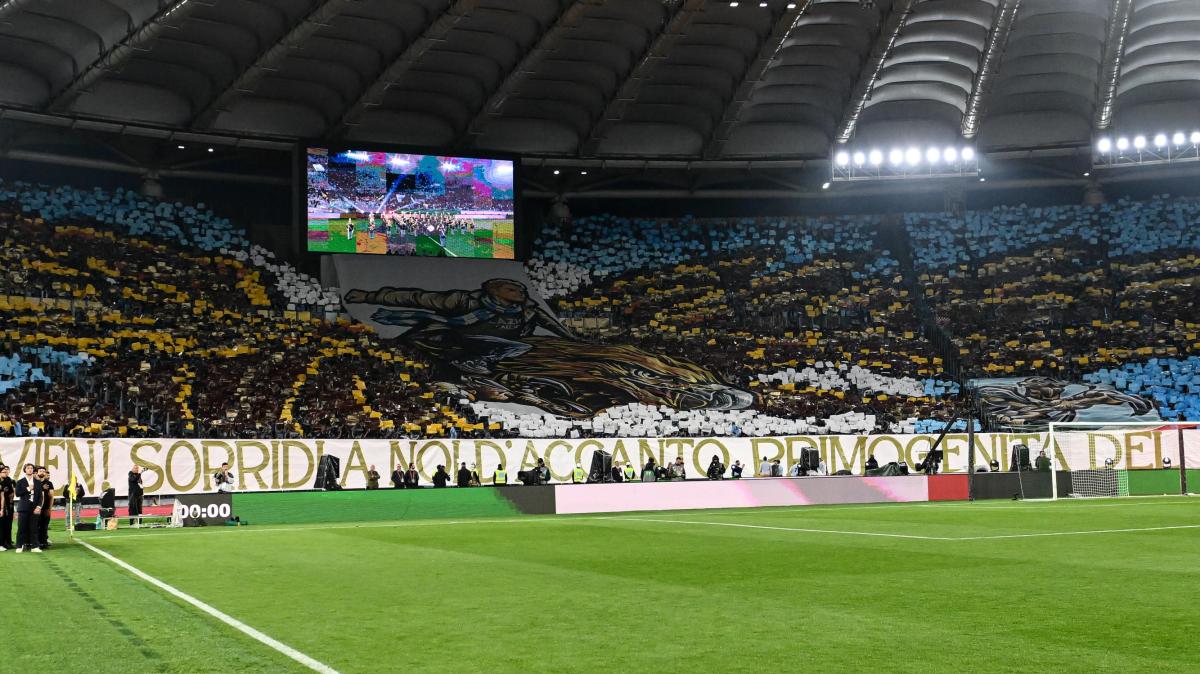 Lazio, i tifosi contro Lotito: marea di disdette a Dazn e Sky - FOTO
