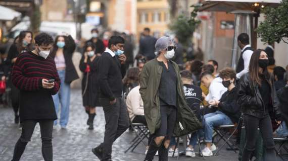 Covid, nuovo dpcm per Natale: aperture negozi fino alle 22, sì alle cene fuori